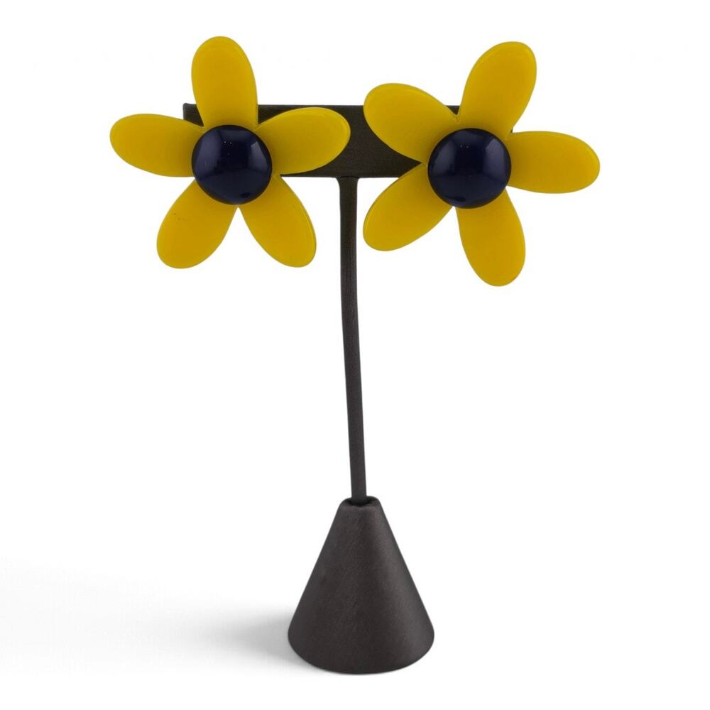 Vintage Lucite Flower Earrings Yellow Black Screw Back Mod Lightweight 1.75"